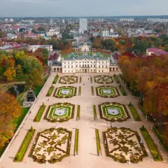 Pałac Branickich w Białymstoku, jeden z najpiękniejszych miast w Polsce, otoczony jesiennym parkiem.