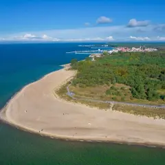 Piękna plaża i las na Helu. Warto zobaczyć to miejsce, gdzie morze spotyka się z zielenią.