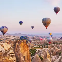 Balony nad Kapadocją. Planując podróż, zastanów się, co zabrać do Turcji, by cieszyć się widokami!