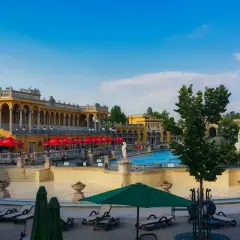 Słoneczny dzień w Budapeszcie, gdzie na Węgrzech można odpocząć w zabytkowych termach.