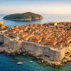 Dubrownik atrakcje: Stare Miasto otoczone murami obronnymi, zamek Lovrijenac, morze i wyspa Lokrum.