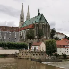 Majestatyczna katedra i zabytkowe kamienice nad rzeką to główne atrakcje Görlitz.