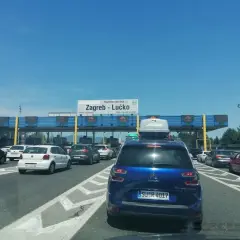 Korki na autostradzie do Zagrzebia. Kierowcy czekają na opłacenie winiety do Chorwacji.