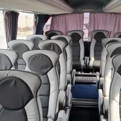Wygodne fotele w autokarze gotowe na podróż z Kutaisi do Tbilisi.