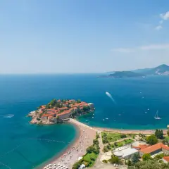 Sveti Stefan, Czarnogóra: malownicze czarnogórskie plaże i urokliwa wyspa z czerwonymi dachami, otoczona turkusowym morzem.