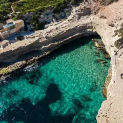 Malta: turkusowa woda, skaliste wybrzeże i ukryte zatoczki. Choć nie widać tu typowych maltańskich plaż piaszczystych, widok zapiera dech.
