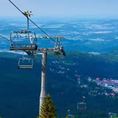 Kolejka linowa nad lasem, z widokiem na miasteczko. Czy to Karpacz, czy Szklarska Poręba? Trudno odróżnić z tej perspektywy.