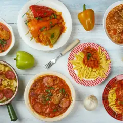 Bogactwo smaków kuchni węgierskiej: faszerowane papryki, gulasz, kluski i inne pyszności.