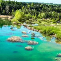 Turkusowa woda, drewniane altanki i faliste ścieżki tworzą rajskie śląskie Malediwy. Otoczone zielenią jezioro zachwyca spokojem.