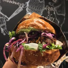 Pyszny burger z szarpaną wieprzowiną i czerwoną kapustą. Idealne miejsce, gdzie zjeść w Gdańsku, by spróbować czegoś wyjątkowego.