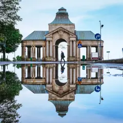 Odbicie zabytkowej budowli w kałuży po deszczu. Idealne miejsce, by zastanowić się, co robić w Szczecinie.