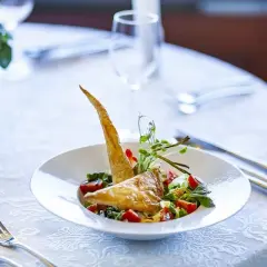 Eleganckie danie z ciasta francuskiego i warzyw na talerzu. Szukasz miejsca, gdzie zjeść w Świnoujściu?