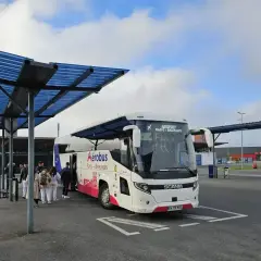 Autobus Aerobus na lotnisku Beauvais, gotowy do transportu pasażerów do Paryża.