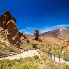 Wędrówka po wulkanicznym krajobrazie Teneryfy na własną rękę. Monumentalne skały i majestatyczny Teide pod błękitnym niebem.