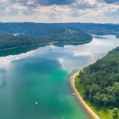 Malownicze jeziora w Polsce na wakacje, otoczone zielonymi wzgórzami. Idealne miejsce na relaks i podziwianie natury.