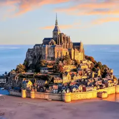 Mont Saint-Michel, jeden z najpiękniejszych zabytków Francji, majestatycznie wznosi się na wyspie otoczonej wodą.
