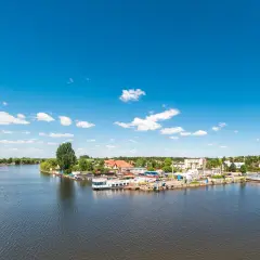 Port w Augustowie z widokiem na jezioro i miasto. Wspaniałe augustowskie atrakcje czekają na odkrycie!