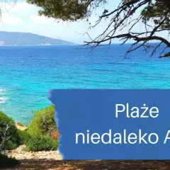 Piękne plaże niedaleko Aten, z turkusową wodą i skalistym wybrzeżem, kuszą do odpoczynku.