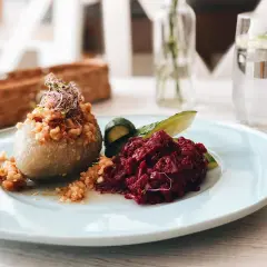 Pyszne cepeliny z buraczkami i ogórkiem, idealne na obiad w jednej z białostockich restauracji.