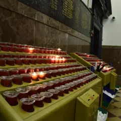 Płonące znicze w kaplicy na Jasnej Górze, jedne z wielu atrakcji Częstochowy.