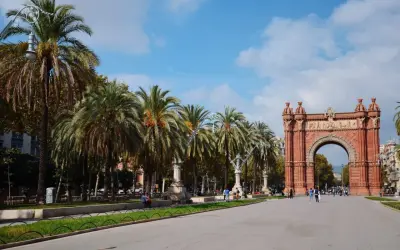 Łuk Triumfalny w Barcelonie, otoczony palmami, to obowiązkowy punkt na mapie "barcelona co warto zobaczyć".