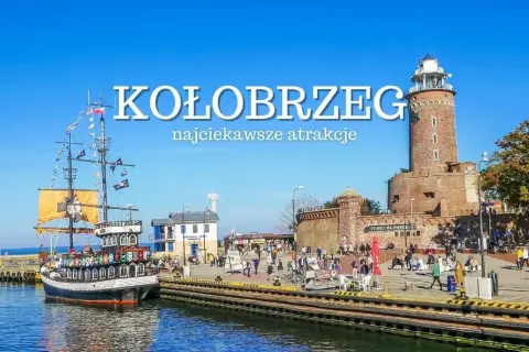 Kołobrzeg atrakcje: statek piracki i latarnia morska przy nabrzeżu pełnym turystów.