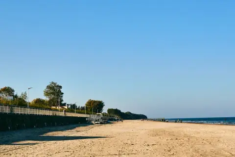 Piękna plaża w Sarbinowie, idealne miejsce na spacer i podziwianie widoków. Atrakcje dla każdego!