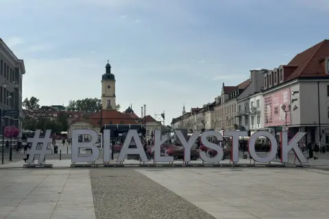 #Białystok na Rynku Kościuszki, sercu białostockiego starego miasta. W tle kamienice i wieża ratuszowa.
