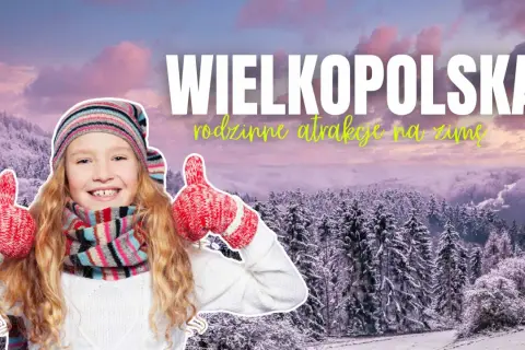 Uśmiechnięta dziewczynka w zimowym stroju pokazuje kciuki w górę na tle ośnieżonych drzew. Wielkopolska oferuje wspaniałe atrakcje dla dzieci na zimę!