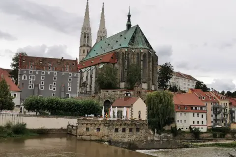 Majestatyczna katedra i zabytkowe kamienice nad rzeką to główne atrakcje Görlitz.