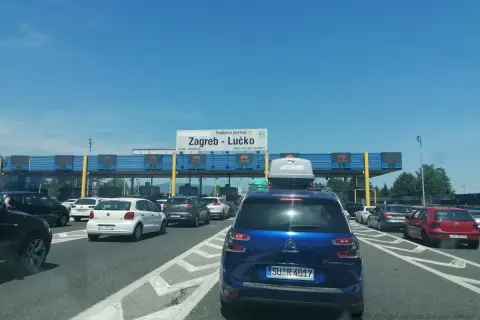 Korki na autostradzie do Zagrzebia. Kierowcy czekają na opłacenie winiety do Chorwacji.