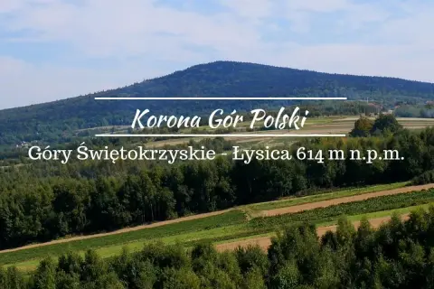 Łysica, najwyższy szczyt Gór Świętokrzyskich, wznosi się nad zielonymi wzgórzami.