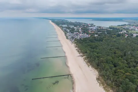 Mielno atrakcje: szeroka plaża, morze, las i miasteczko. Widok z lotu ptaka na wybrzeże Bałtyku.