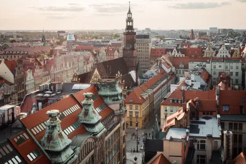 Widok na wrocławskie kamienice i wieżę ratuszową. Odkryj wrocław atrakcje, spacerując po urokliwych uliczkach.