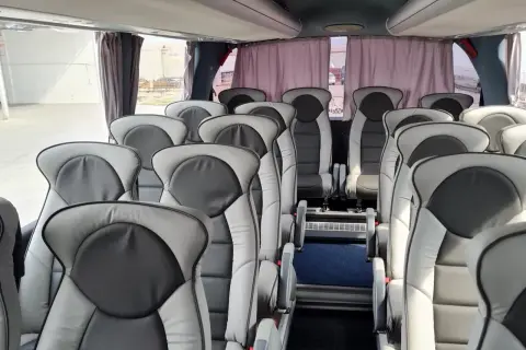 Wygodne fotele w autokarze gotowe na podróż z Kutaisi do Tbilisi.