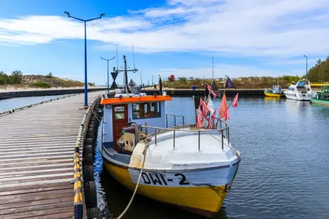 Port w Dźwirzynie z kutrem rybackim i innymi łodziami. Wspaniałe dźwirzyno atrakcje dla miłośników morza i żeglarstwa.