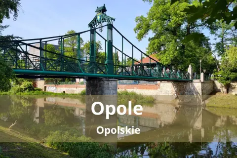 Zielony most nad rzeką w Opolu, jedna z urokliwych opolskich atrakcji.