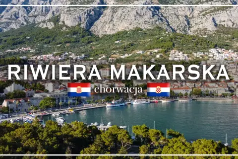 Widok na Riwierę Makarską w Chorwacji. Miasto z portem pełnym łodzi, otoczone zielenią i górami. Odkryj makarska atrakcje!