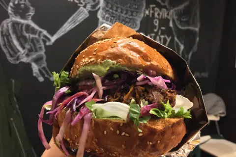 Pyszny burger z szarpaną wieprzowiną i czerwoną kapustą. Idealne miejsce, gdzie zjeść w Gdańsku, by spróbować czegoś wyjątkowego.