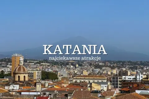 Widok na Katanię z kopułą kościoła i Etną w tle. Poznaj najciekawsze atrakcje tego sycylijskiego miasta.