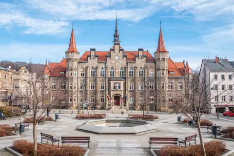 Ratusz w Wałbrzychu, jedna z głównych atrakcji miasta, z fontanną i ławkami na placu.