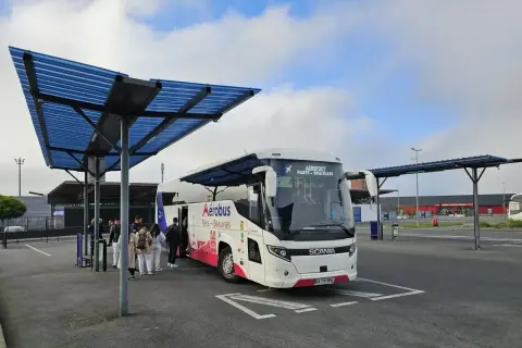 Autobus Aerobus na lotnisku Beauvais, gotowy do transportu pasażerów do Paryża.