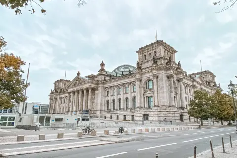 Reichstag w Berlinie, imponujący budynek z kopułą, to jedno z miejsc, które warto zobaczyć, planując berlin co zwiedzać.