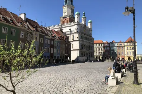 Kolorowe kamienice i Ratusz na Starym Rynku w Poznaniu. Idealne miejsce na zwiedzanie Poznania w jeden dzień.