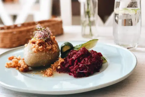 Pyszne cepeliny z buraczkami i ogórkiem, idealne na obiad w jednej z białostockich restauracji.