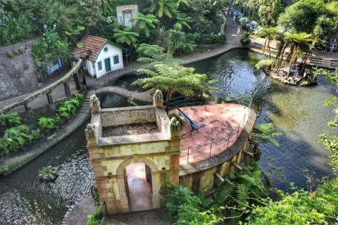 Urokliwy ogród z mostkami, domkiem i stawem. Wspaniałe **Funchal atrakcje** dla każdego.