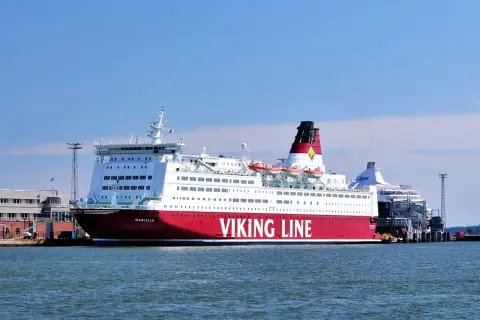 Prom Mariella Viking Line, gotowy do rejsu z Tallinna do Helsinek.