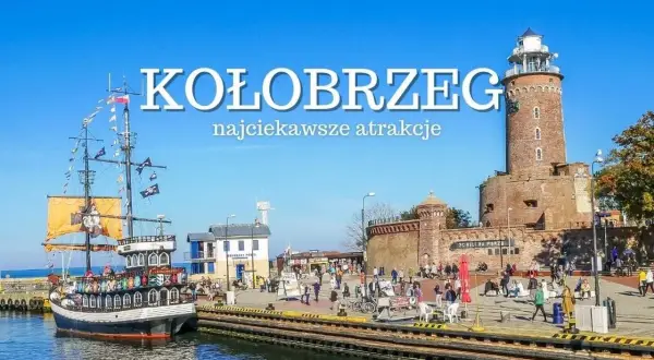Kołobrzeg atrakcje: statek piracki i latarnia morska przy nabrzeżu pełnym turystów.