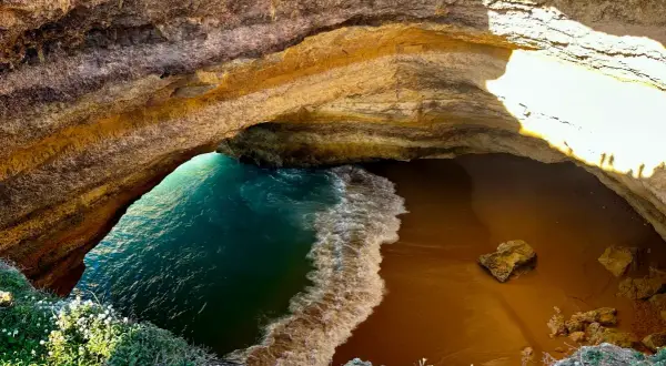 Jaskinia z turkusową wodą i piaszczystą plażą. Niezwykłe miejsce, które warto zobaczyć w Algarve.