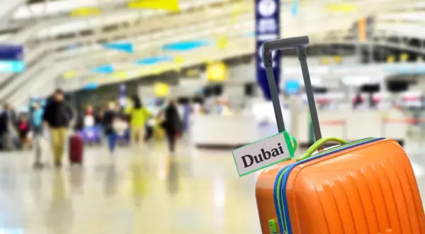Bagaż z etykietą "Dubai" czeka na podróżnych na lotnisku.
